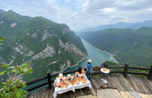 Land of Abundance Chengdu, Chongqing, Wulong, Dazu, Three Gorges of the Yangtze River 13-Day Tour